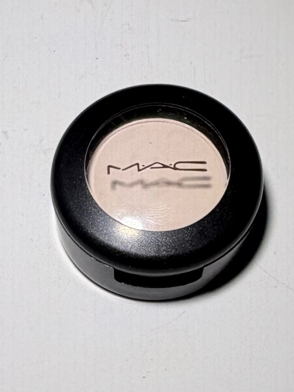 MAC Cosmetics Eyeshadow Single — Soft Nude Beige